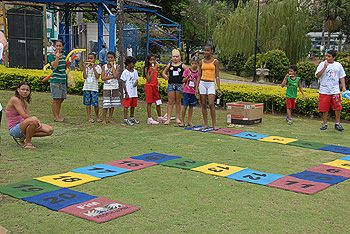 Crianças brincando durante o Domingo no Parque