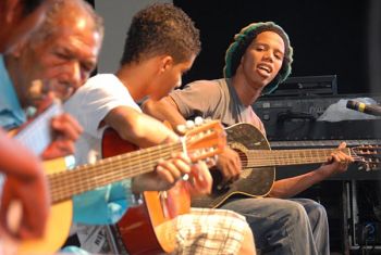 Felipe Araújo em apresentação com seus alunos da oficina de violão na Estação Porto