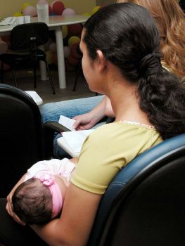 Mulher sentada segurando um bebê