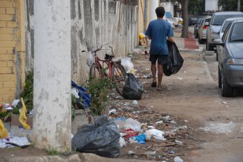 Ponto viciado de acúmulo de lixo - Rua Desembargador Otávio C. Lengruber, em Itararé, com lixo acumulado