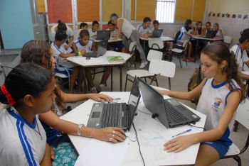Alunos da EMEF José Áureo Monjardim em sala de aula fazendo oficina de roteiro