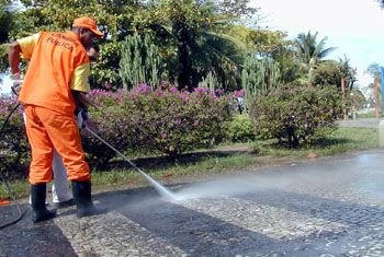 Limpeza de ruas e parques com caminhão-pipa