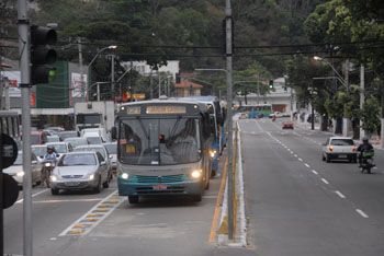 Faixa exclusiva para ônibus na avenida Dsembargador Santos Neves