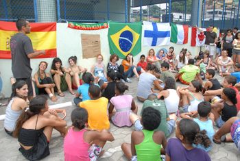 Intercâmbio cultural na EMEF Tancredo de Almeida Neves - estudantes estrangeiros