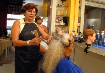 Maria Cidália da Silva faz cabelo em Estelina de Jesus - Programação Mês Rosa do Dia da Mulher - Dia da Beleza