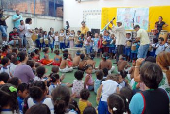 Músicos ensinando as crianças em sala de aula