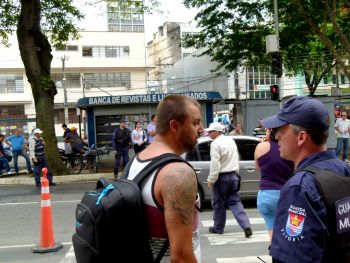 Agentes da Guarda Municipal orientando turista em frente à Estação Porto