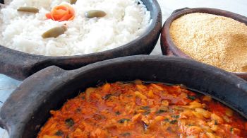 Moqueca Capixaba, arroz e farofa em panela de barro