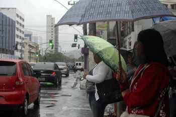 Ponto de ônibus na Avenida Nossa Senhora da Penha em dia de chuva