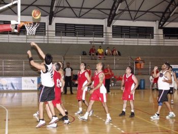 Partida de basquete no Ginásio Jones dos Santos Neves