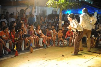 Apresentação Teatral Como a Gente Gosta do Grupo Maria Cotia na Praça Dom João Batista em São Pedro