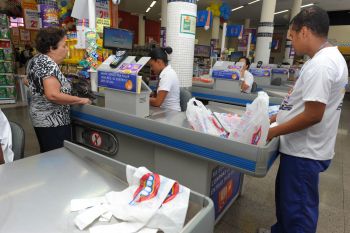 Sacolas plásticas sendo usadas em caixa de supermercado de Vitória
