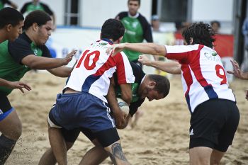 Homens praticam Rugby na praia de Camburi dentro da Arena de Verão no Domingo (20