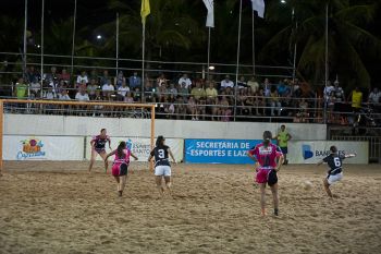 Atletas de Futebol de Areia utilizam a Arena Esportiva do Verão na Praia de Camburi