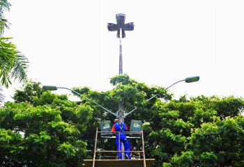 Instalação de refletores em postes na Praça dos Namorados