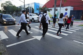 Faixa de pesdestres na Avenida Marechal Mascarenhas de Moraes em frente ao Instituto Braile