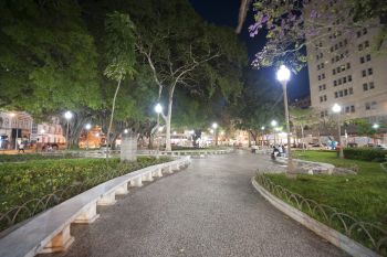 Iluminação recuperada na Praça Costa Pereira