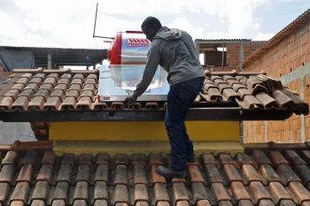 Instalação de painel solar na casa de D. Elpídia Rodrigues dos Santos