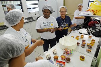 Curso de confeiteiro na unidade de inclusão produtiva