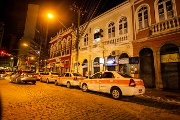 Táxis estacionados à noite no Centro de Vitória