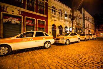 Táxis estacionados à noite no Centro de Vitória