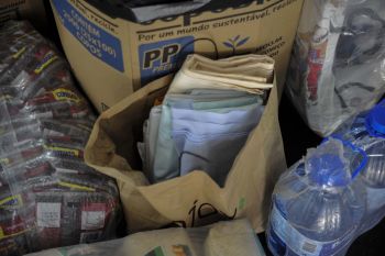 Doação de alimentos para os desabrigados da enchente