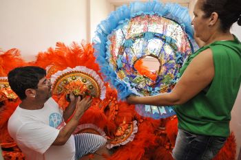 Aderecistas da Piedade trabalham na finalização de fantasias do carnaval