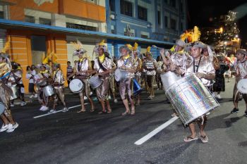 desfile da banda do bloco Arrastão