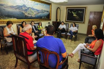 Prefeito Waguinho Ito recebe idosos do CCTI de Jardim Camburi