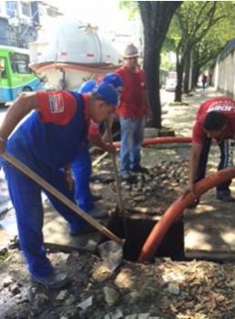Operários fazem limpeza da rede de drenagem na Avenida Maruípe