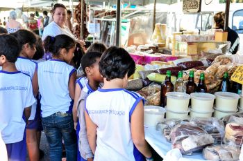 Alunos visitam Feira Livre