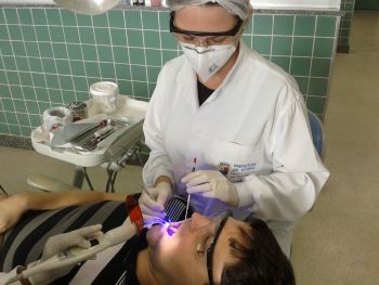 Paciente faz radiografia em consultório odontológico