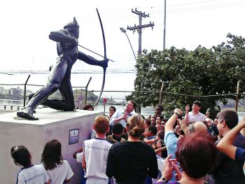 Cerimônia de entrega da estátua restaurada do Índio Araribóia