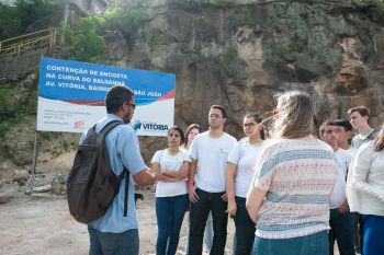 Alunos do Ifes visitam obra de contenção