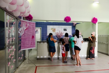 Unidade de Saúde de Maria Ortiz decorada com o tema Outubro Rosa