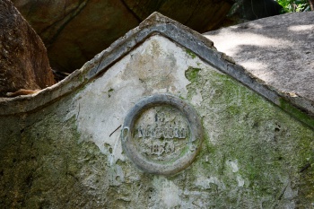 Descoberta do pórtico protetor da nascente na Gruta da Onça