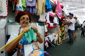 Feira de artesanato ArteSanto na Praça do Papa