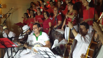 Músicos da Velha Guarda da Piedade acompanham coristas no Natal em Samba na Escadaria da Piedade