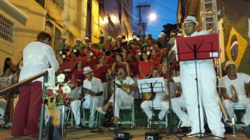Músicos da Unidos da Piedade acompanham coristas no Natal em Samba na Escadaria da Piedade