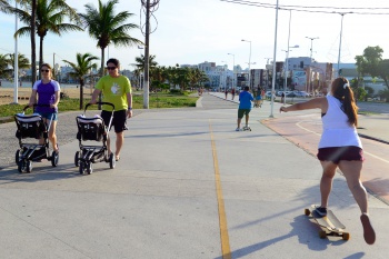 Orientação aos esportistas quanto ao uso de espaços no calçadão da Praia de Camburi