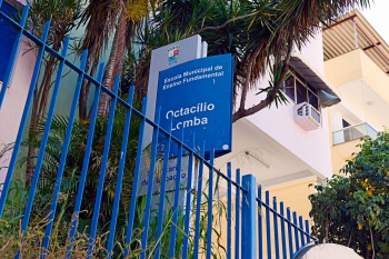 Totem de identificação da EMEF Otacílio Lomba