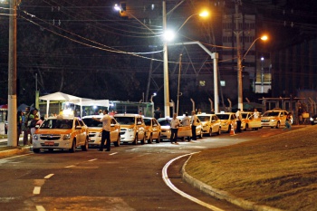 Carnaval 2015 - Táxis estacionados próximos ao Sambão do Povo