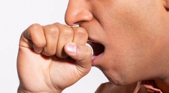 Pessoa tossindo é sinal de tuberculose