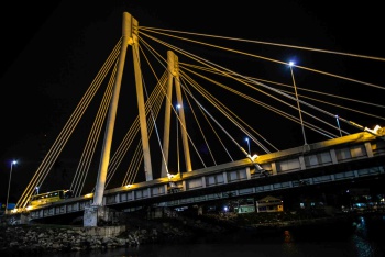 Ponte da Passagem iluminada em amarelo referente ao 