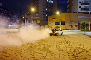 Carro Fumacê em ação nas ruas de Vitória