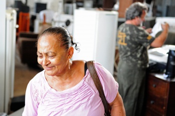 Entrega de móveis coletados do Papa-móveis para a população