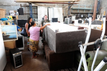 Entrega de móveis coletados do Papa-móveis para a população