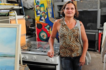 Entrega de móveis coletados do Papa-móveis para a população