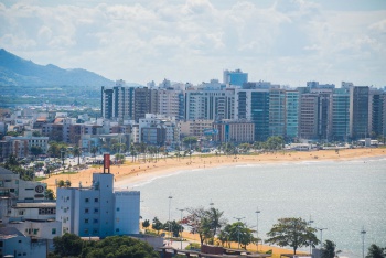 Praia de Camburi com prédios ao fundo (Vista do Hotel Confort