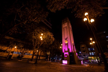 Praça Oito com iluminação referente ao Outubro Rosa